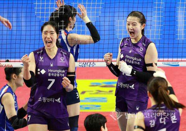 【발리볼코리아닷컴(화성)=김경수 기자】18일(일) 경기도 화성시 화성종합경기타운 실내체육관에서 열린 프로배구 진에어 2025-2026 V리그 여자부 4라운드 IBK기업은행vs흥국생명 화성경기에서 흥국생명 이다현과 최은지가 IBK기업은행 공격을 블로킹 시키고 기뻐하고 있다. 2026.1.19.