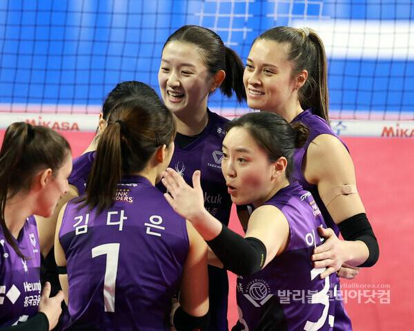 18일 흥국생명 세터 이나연이 공격을 성공시키고 레베카-이다현과 함께 기뻐하고 있다.2026.1.19.【발리볼코리아닷컴(화성)=김경수 기자】