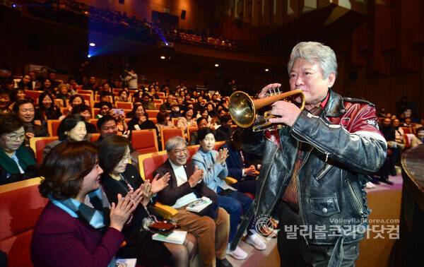 17일 경기아트센터에서 열린 유은혜 전 사회부총리 겸 교육부 장관의 저서 『숨 쉬는 학교』 출판기념회에서 축하공연이 열리고 있다.2026.1.19.【발리볼코리아닷컴(수원)=김경수 기자】