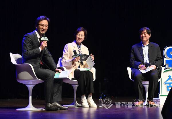 17일 경기아트센터에서 열린 유은혜 전 사회부총리 겸 교육부 장관의 저서 『숨 쉬는 학교』 출판기념회2부에서 북 콘서트가 김원장 삼프로TV 앵커와 소설가 방현석과 함께 진행되고 있다.2026.1.19.【발리볼코리아닷컴(수원)=김경수 기자】