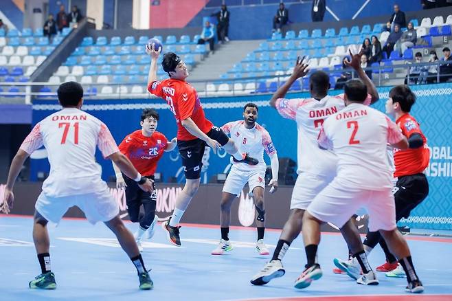 오만과 경기에서 슛을 던지는 하민호 [아시아 핸드볼연맹 소셜 미디어 사진. 재판매 및 DB 금지]