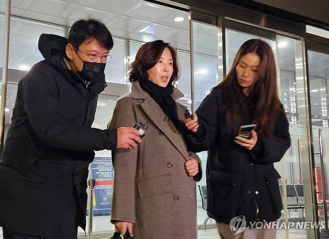 조사 마치고 나오는 김경 시의원 (서울=연합뉴스) 김준태 기자 = 무소속(전 더불어민주당) 강선우 의원에게 '공천헌금' 1억원을 전달한 혐의를 받는 김경 서울시의원이 19일 서울경찰청 공공범죄수사대에서 조사를 마친 뒤 건물을 나서고 있다. 2026.1.19 readiness@yna.co.kr