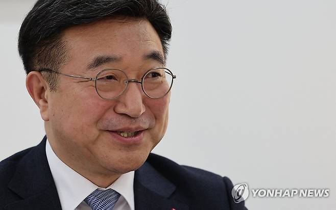 인터뷰하는 윤호중 행안장관 (서울=연합뉴스) 서명곤 기자 = 윤호중 행정안전부 장관이 지난 16일 서울 종로구 정부서울청사에서 연합뉴스와 인터뷰를 하고 있다. 2026.1.19 seephoto@yna.co.kr