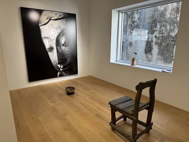 법정스님 의자와 반가사유상 (서울=연합뉴스) 고미혜 기자 = 사단법인 맑고향기롭게가 19일 서울 성북구 스페이스 수퍼노말에서 연 '우리 곁에 법정스님 - 붓장난' 기획전에서 사진작가 준초이가 법정스님 의자와 반가사유상 사진으로 꾸민 '침묵의 방'. 2026.1.19.