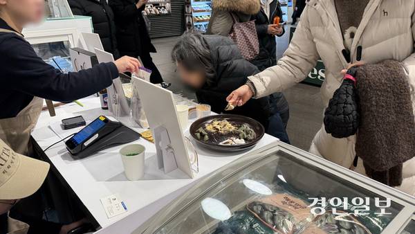 현대백화점 판교점 지하 1층 식품관에서 ‘소상공인 팝업 페스타’가 열리고 있다. 떡을 선보인 리타방앗간 팝업을 찾은 고객들이 시식을 하고 있다. 2026.1.20 /윤혜경기자 hyegyung@kyeongin.com