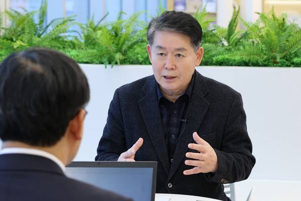 김경협&nbsp;재외동포청장은 연합뉴스와의 신년 인터뷰에서 "재외동포청은 업무 특성상 외교부와 긴밀히 협의해야 할 사안이 많은데, 너무 떨어져 있어 이동하는 데 많은 시간을 허비하고 있다"며 서울 광화문 정부청사로 이전을 검토하고 있다고 밝혔다. 2026.1.13 [사진=연합뉴스]