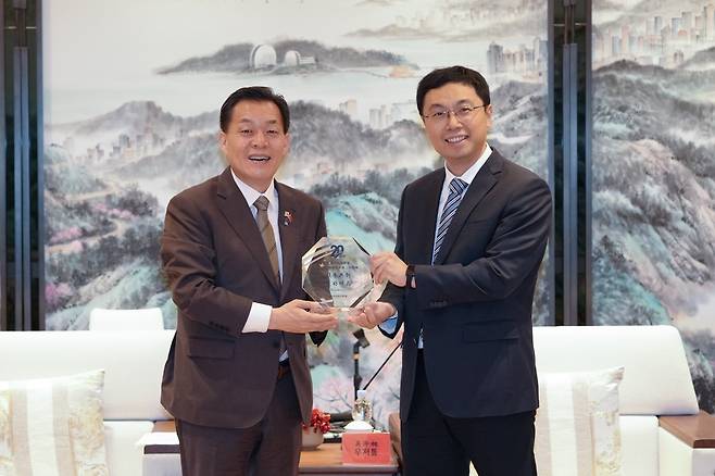 이재준 수원시장은 19일 우저통 중국 주하이시장을 만나 기업교류 확대방안을 논의했다.