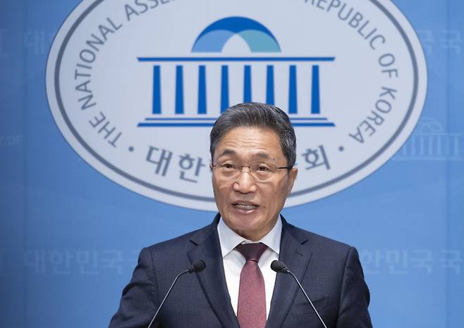 이학재 인천국제공항공사 사장이 20일 국회 소통관에서 청와대의 불법 인사 개입을 주장하는 기자회견을 하고 있다.