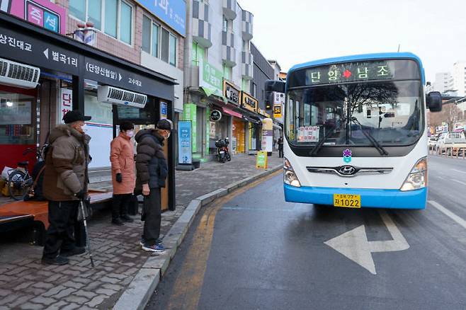 "버스비 걱정 없다" 단양군는 2월1일부터 65세 이상 어르신들께 관내 버스를 시무료로 이용하는 교통지원 사업을 시행 한다.내버스를 이용하는 어르신들 모습