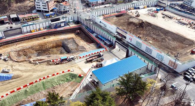 대전 아파트 재건축 현장에서 2023년 폐기물 4만t 발굴된 현장. 오염 폐기물은 모두 수거·정화작업을 마쳤고, 소요 비용에 대한 책임을 따지는 소송 중이다.  &nbsp;(사진=이성희 기자)