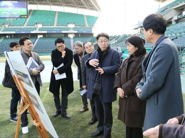 우범기 전주시장이 지난해 홈경기 개막을 앞둔 전주월드컵경기장에서 전주시설공단 관계자들과 함께 시설 곳곳을 꼼꼼히 점검했다. 전북현대 제공