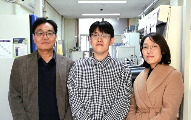 (왼쪽부터)경북대 정수환 화학공학과 교수, 조효종 전자공학부 박사과정생, 도윤선 전자공학부 교수. 경북대 제공