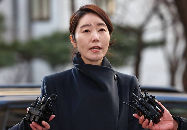 공천헌금 1억원을 수수한 혐의를 받는 강선우 무소속 의원이 20일 서울 마포구 서울경찰청 광역수사단 공공범죄수사대에 조사를 받기 위해 출석하며 취재진 질문에 답하고 있다. 뉴스1