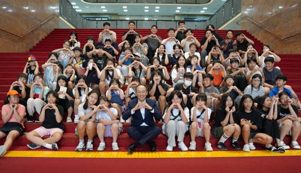 추경호 의원이 국회를 찾은 달성 아이들을 반갑게 맞고 있다. 사진=추경호 의원실 제공