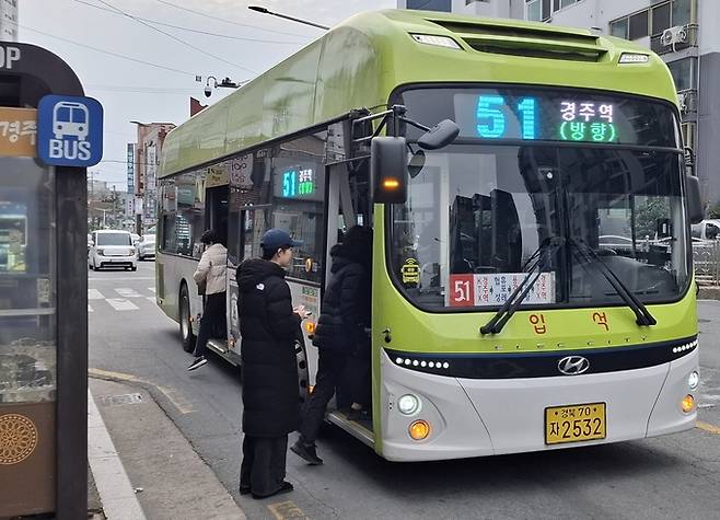 ▲ 경주 시내버스를 이용하는 만 18세 이하 어린이와 청소년의 요금이 오는 3월 새 학기부터 무료가 될 전망이다. 사진은 경주시내 한 버스정류장에서 청소년들이 시내버스에 승차하는 모습. 경주시