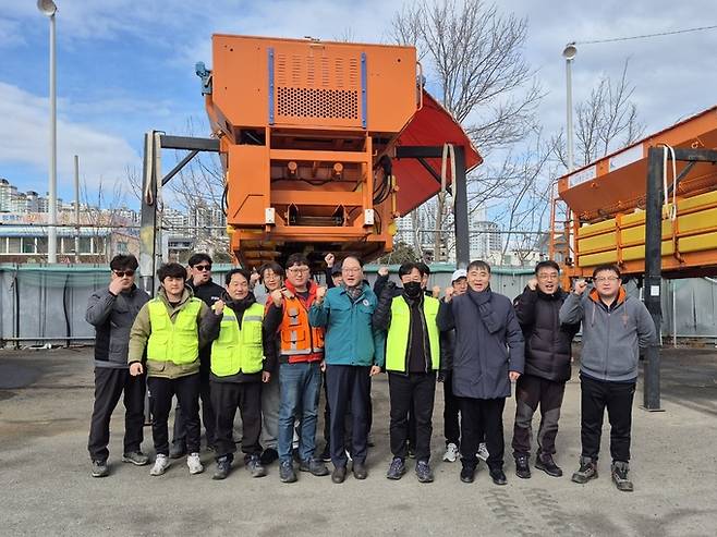 ▲ 녹색 근무복을 입은 이창우(사진 앞줄 왼쪽에서 네번째) 포항시 북구청장이 20일 북구 지역 내 도로 유지와 보수를 책임지고 있는 도로보수원 사무실을 방문해 현장 근로자들 격려 등을 한 후 관계자들과 기념촬영한 모습. 포항시 북구청 제공