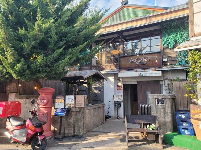 인기 드라마 '동백꽃 필 무렵'에서 주인공이 운영하는 술집 '까멜리아'. 포항 구룡포 근대화마을에 있다. 포항시 제공