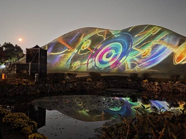 경주시가 APEC 기간에 맞춰 대릉원에 미디어파사드쇼를 전개하고 있다. 걍시일 기자