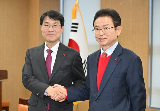 이철우 경북도지사와 김정기 대구시장 권한대행이 20일 오후 도청 사림실에서 대구·경북 행정통합 추진협의회에서 손을 맞잡고 있다. 두 사람은 퉁합절차를 본격 진행하기로 이날 합의했다. 경북도 제공.