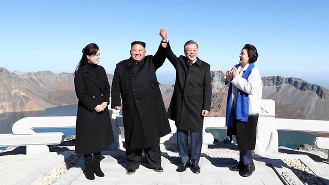 2018년 9월 20일 문재인 대통령과 김정은 국무위원장이 백두산 천지에서 기념촬영을 했다. 문 대통령은 한라산 백록담에서 채수한 물을 천지에 붓는 합수를 통해 남북의 평화와 통일을 기원했다. 대통령기록관 제공