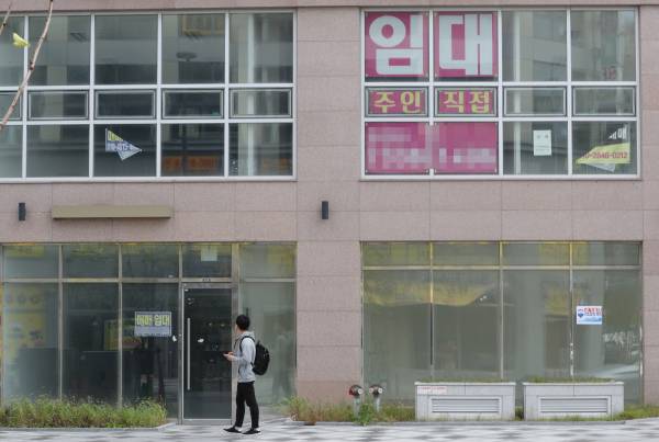 임대가 붙어있는 빈 상가의 모습. / 사진=연합뉴스