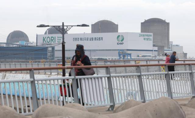 부산 기장군 장안읍 월내 쪽에서 바라본 고리2호기(오른쪽 두 번째). [사진=연합뉴스]