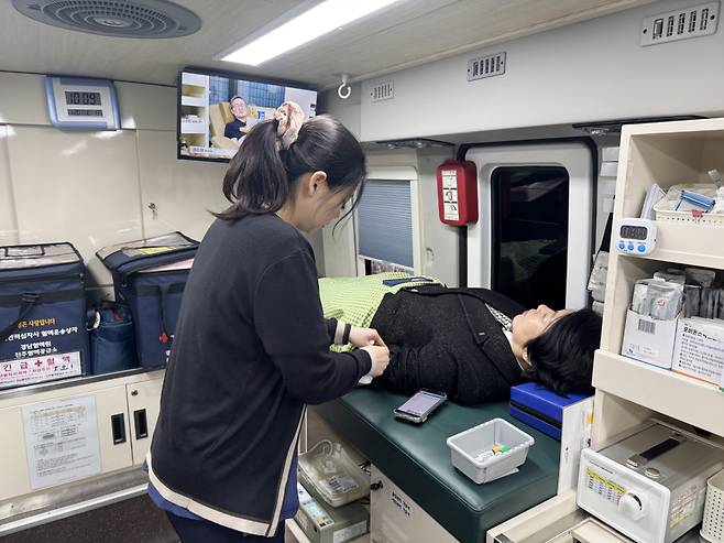 BNK경남은행 직원이 20일 경남 창원 경남은행 본점 주차장에 마련된 헌혈버스에서 헌혈을 하고 있다. (사진=BNK경남은행)