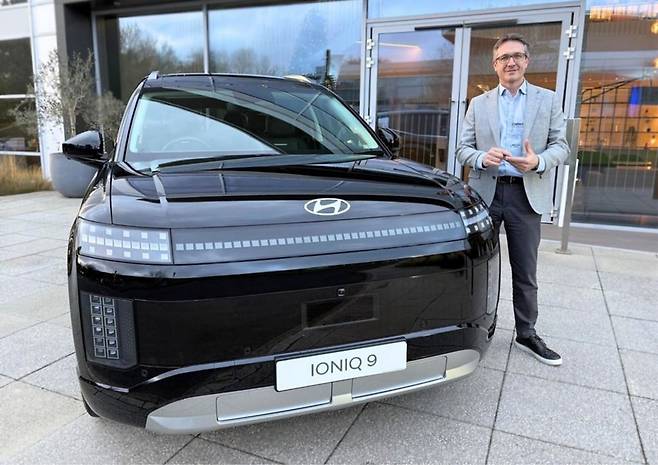 애슐리 앤드류(Ashley Andrew) 현대차&제네시스 영국법인 사장이 현대차 아이오닉 9 옆에서 기념 촬영을 하고 있다. (사진=현대차)
