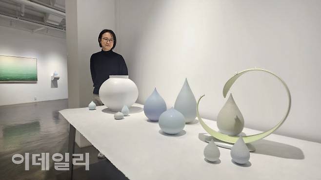 작가 조원재가 갤러리조은 ‘평온의 가장자리’ 전에 내놓은 자신의 작품들을 내려다 보고 있다. 멀리 성연화의 한지회화 ‘흐름’(Flow 258-000-020 2025, 116.8×91.0㎝)이 보인다(사진=오현주 문화전문기자).