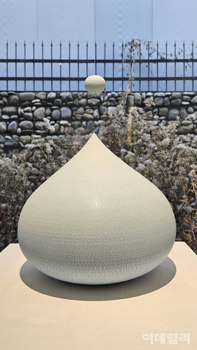 조원재의 ‘이전과 이후 그 사이’(2025, 가변크기 4.5×4.5×4㎝ & 33×33×30㎝) 설치 전경. 작고 동그란 물방울이 공중에 매달린 아래로 커다랗고 뾰족한 물방울을 배치해 적게는 물방울의 움직임, 크게는 자연의 순환을 내보인다. 초고속 카메라로 촬영한 듯한 연출이 돋보인다(사진=오현주 문화전문기자).