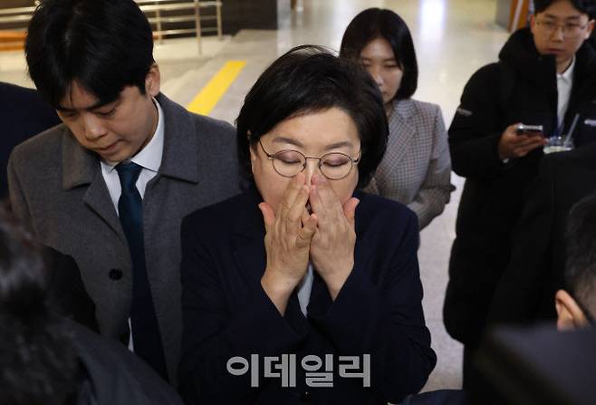 이혜훈 기획예산처 장관 후보자가 지난 19일 서울 여의도 국회에서 취재진의 질문을 받으며 얼굴을 만지고 있다. (사진=이데일리)