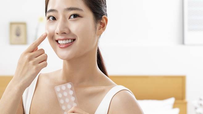 여드름 패치 사용 시 피부 상태에 맞춰 올바른 사용법으로 적절하게 사용해야 한다 | 출처: 클립아트코리아