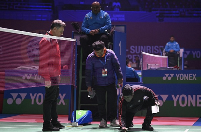 코트에 떨어진 새 배설물을 닦는 대회 관계자