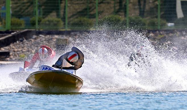 미사리경정장에서 출전 선수들이 턴마크를 돌며 경합을 펼치고 있다.(사진 국민체육진흥공단 제공)