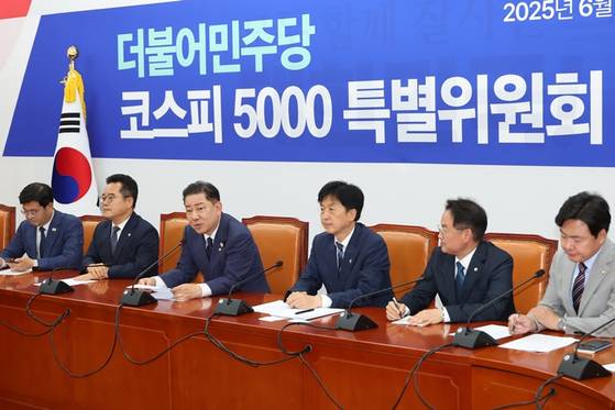 더불어민주당 김병기 당대표 직무대행 겸 원내대표(왼쪽 세번째)가 23일 서울 여의도 국회에서 열린 코스피 5000 특별위원회 출범식에서 발언하고 있다. 〈사진=연합뉴스〉