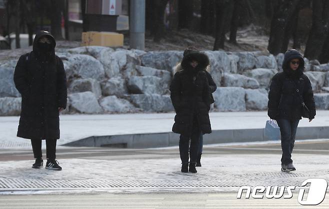 절기상 '대한'인 20일 대전·충남은 전날보다 아침 기온의 -10도 안팎으로 떨어져 매우 추울 것으로 예보됐다. 대전 서구 한 횡단보도에서 시민들이 두꺼운 외투로 중무장 한채 신호를 기다리고 있다. /뉴스1 ⓒ News1