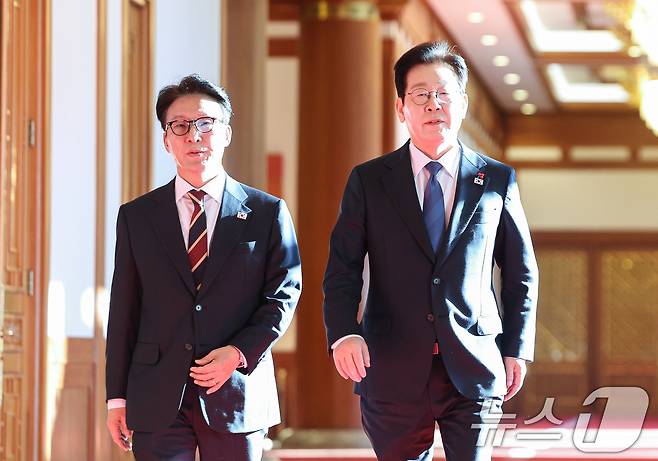 이재명 대통령과 김민석 국무총리가 30일 청와대에서 열린 국무회의에 입장하고 있다. (청와대통신사진기자단) 2025.12.30/뉴스1 ⓒ News1 허경 기자