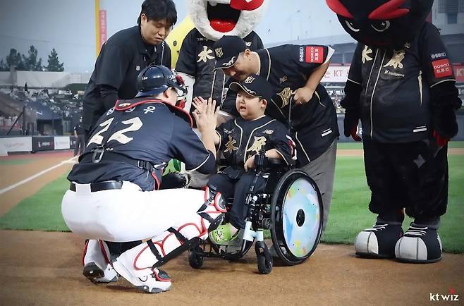 지난해 9월 9일 김도겸 군이 KT 위즈 경기에서 시구 후 하이파이브 세리머니를 하고 있다.(KT 위즈, 보호자 제공)