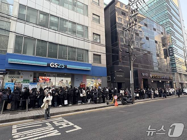 지난 16일 '플레이브 세미 팝업스토어'가 열린 서울의 한 GS25 매장 앞에 고객들이 줄을 서 대기하고 있다(독자 제공).