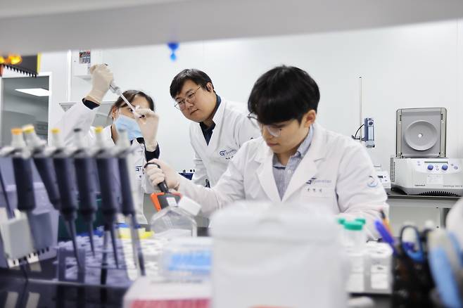 지아이이노베이션 연구원들이 신약 물질을 분석하고 있다.(지아이이노베이션 제공)/뉴스1
