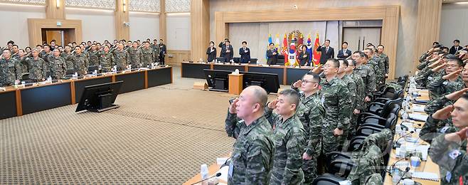 안규백 국방부 장관이 19일 계룡대에서 핵심 국방정책 추진을 위한 준비상태 점검에 앞서 국민의례에 임하고 있다. (국방부 제공. 재판매 및 DB 금지) 2026.1.19/뉴스1