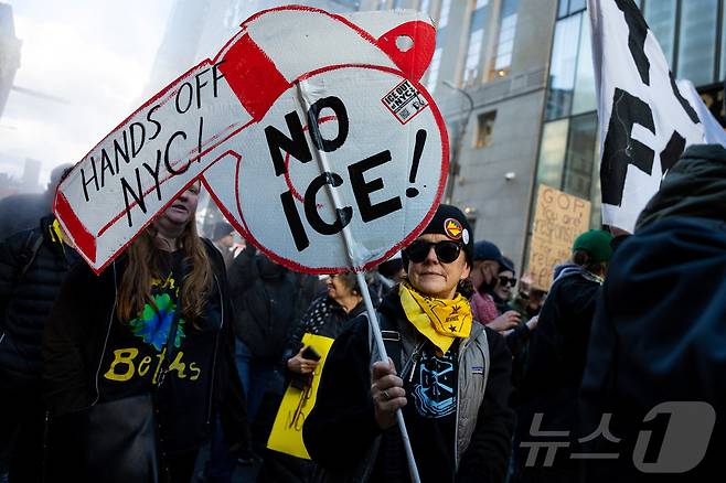 12일(현지시간) 미국 뉴욕시에서 이민세관단속국(ICE)에 반대하는 시위 참여자들이 행진하고 있다. 2026.01.12. ⓒ 로이터=뉴스1 ⓒ News1 윤다정 기자
