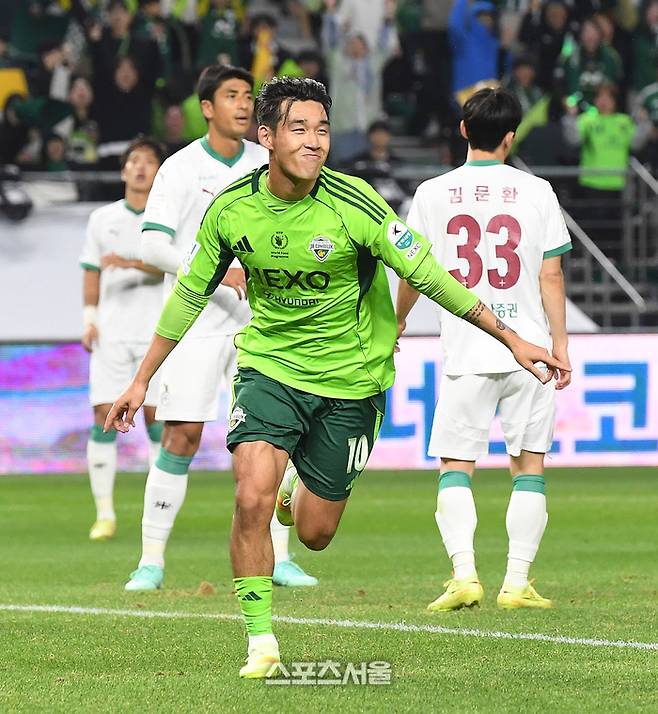 전북 현대 송민규가 8일 전주월드컵경기장에서 열린 하나은행 K리그1 대전 하나 시티즌과 경기에서 헤더로 선제골을 넣고 기뻐하고 있다. 2025. 11. 8.  전주 | 박진업 기자 upandup@sportsseoul.com