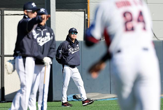 류지현 한국야구대표팀 감독이 선수들의 훈련을 지켜보고 있다. 사진 | 연합뉴스