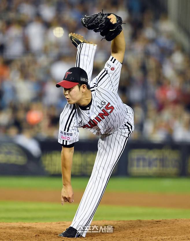 LG 김영우가 2일 잠실구장에서 열린 2025 KBO리그 롯데와 경기 8회초 등판해 힘차게 공을 던지고 있다. 잠실 | 박진업 기자 upandup@sportsseoul.com