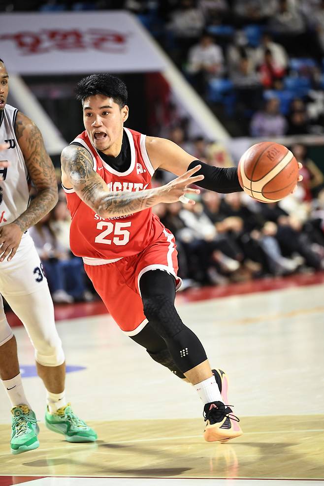 SK 톨렌티노가 서울 잠실학생체육관에서 열린 2025~2026 LG전자 프로농구 정규리그 KCC전에서 돌파를 시도하고 있다. 사진 | 연합뉴스