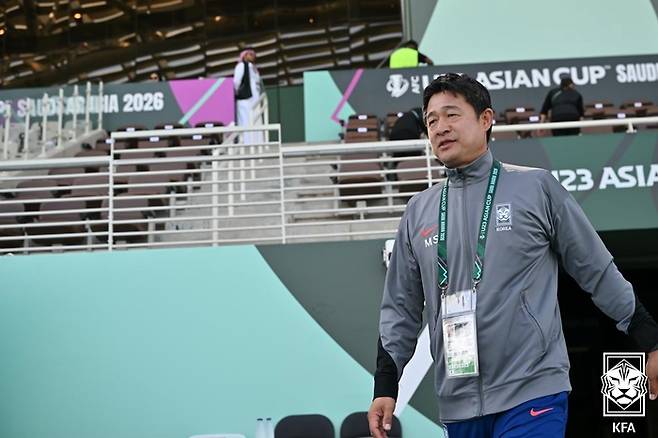 20일(한국시간) 사우디아라비아 제다의 킹 압둘라 스포츠 시티 홀 스타디움에서 열린 2026 아시아축구연맹(AFC) 23세 이하(U-23) 아시안컵 한국과 일본의 4강전에서 한국 이민성 감독이 입장하고 있다. 사진 | 대한축구협회
