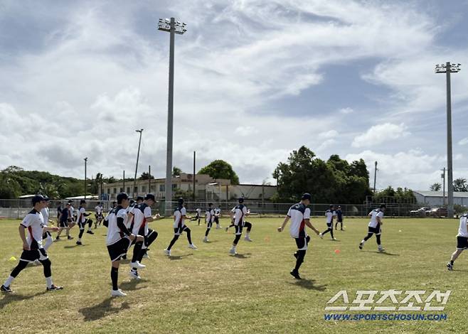 사이판 올레아이구장에서 단체 워밍업을 하는 대표팀 선수들. 사진=나유리 기자