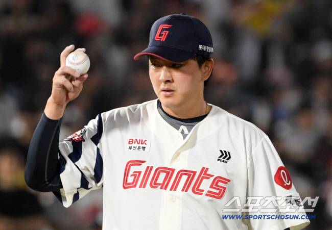 3일 부산 사직구장에서 열린 롯데 자이언츠와 LG 트윈스의 경기. 롯데 김원중이 숨을 고르고 있다. 부산=박재만 기자 pjm@sportschosun.com/2025.07.03/