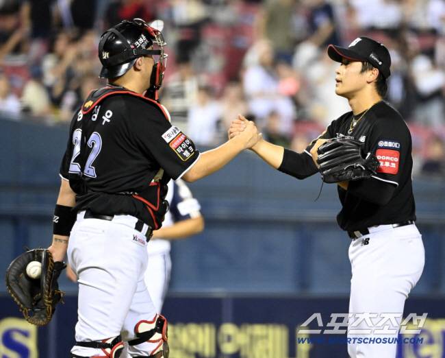 박영현과 승리를 자축하는 장성우. 스포츠조선DB